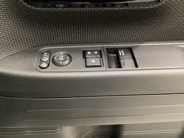 �y�p���[�E�B���h�E�X�C�b�`�z�����^�b�`�ŁA�p���[�E�C���h�E��h�A�~���[�𑀍�ł��܂��B