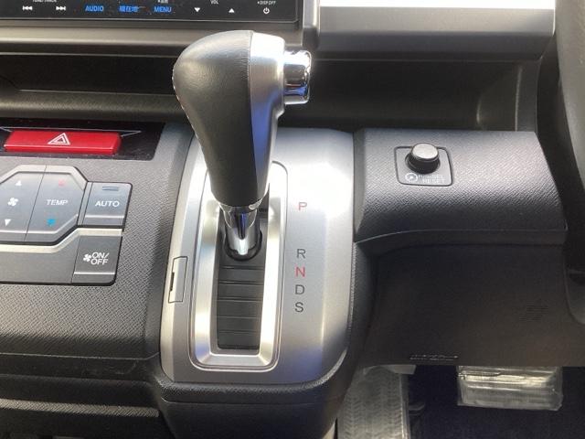 ���R�Ɏ肪�͂��A���쐫�̗ǂ��C���p�l�V�t�g�ɁA�p�[�L���O�u���[�L�́A�t�b�g�u���[�L�^�C�v�Ȃ̂ŁA�^�]�ȂƏ���Ȃ̊Ԃ͂������肵�Ă��܂��B