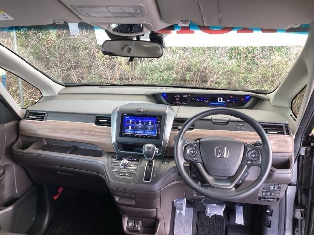 �܂Ԃ��������������炰��A�F�̃n�[�t�V�F�C�h�t�����g�E�B���h�E�����Ă��܂��B�܂��A�v���Y�}�N���X�^�[�Z�p���ڃt���I�[�g�G�A�R���ŉ��K�ł��B