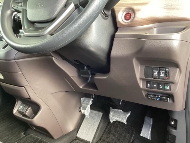 �����ŕ֗��Ȃd�s�b������A�֗��ȃp���[�X���C�h�h�A��A�������h���u�r�`�Ȃǂ̃X�C�b�`�́A�^�]�Ȃ̉E���A��̓͂��₷���ʒu�ɂ���܂��B