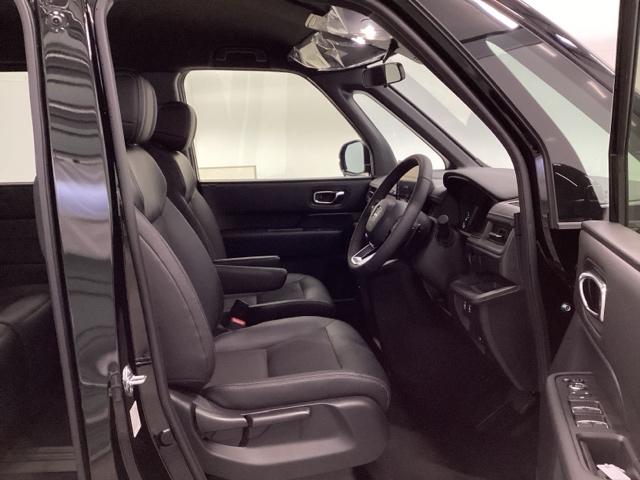 �^�]�Ȃ́A�傫�ȍ��ʂƕ�ݍ��ނ悤�Ȕw�����ꂪ�h���C�o�[�̐g�̑S�̂���������x���܂��B�㎿�ȃV�[�g�f�ނƍ���S�n�̂悢�N�b�V�������̗p���A�����Ԃ̉^�]��R�[�i�[�̑����������K�ł��B