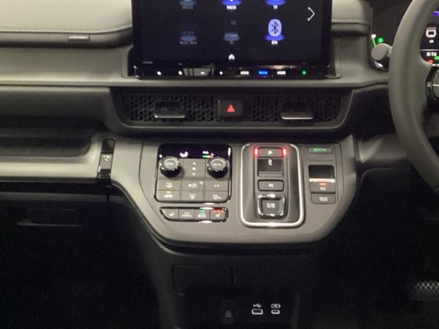 �y�G���N�g���b�N�M�A�Z���N�^�[�z�w��ł̒������삪�\�B�X�C�b�`�E�{�^���̑���ɂ���ăV�t�g������s�����Ƃ��ł��܂��B�܂��A�n���h�������C���p�l���X�b�L�������Ă���܂��B