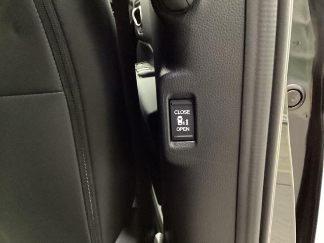 ��Ȃɂ��X���C�h�h�A�̃X�C�b�`���������܂��B