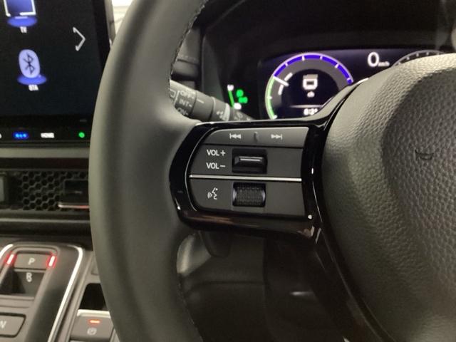 �X�e�A�����O���葤�ɃI�[�f�B�I�֘A�̃R���g���[���X�C�b�`��z�u���Ă��܂��B���쎞�͎�������炷���ƂȂ��^�]�ɏW���ł��܂��B