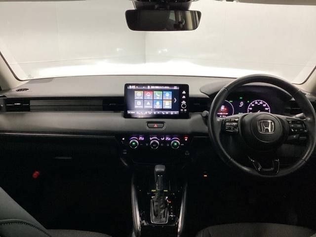 ヴェゼル ｅ：ＨＥＶＺ　メモリーナビ　ＥＴＣ　リアカメラ　シートヒーター　Ｓヒータ　地デジフルセグＴＶ　電動テールゲート　サイドエアバッグ　後カメラ　前後障害物センサー　横滑防止装置　エアコン　ＬＥＤヘットライト　パワステ（2枚目）