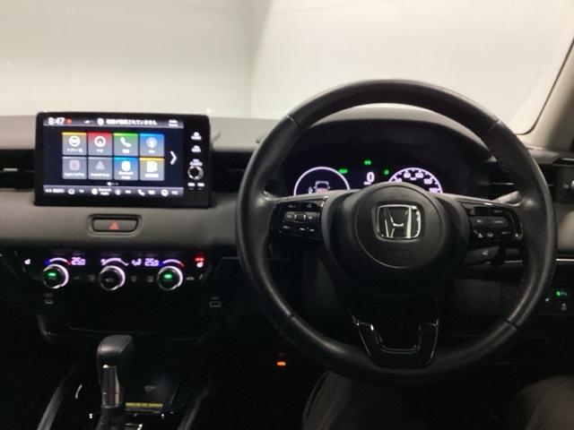 ヴェゼル ｅ：ＨＥＶＺ　メモリーナビ　ＥＴＣ　リアカメラ　シートヒーター　Ｓヒータ　地デジフルセグＴＶ　電動テールゲート　サイドエアバッグ　後カメラ　前後障害物センサー　横滑防止装置　エアコン　ＬＥＤヘットライト　パワステ（3枚目）