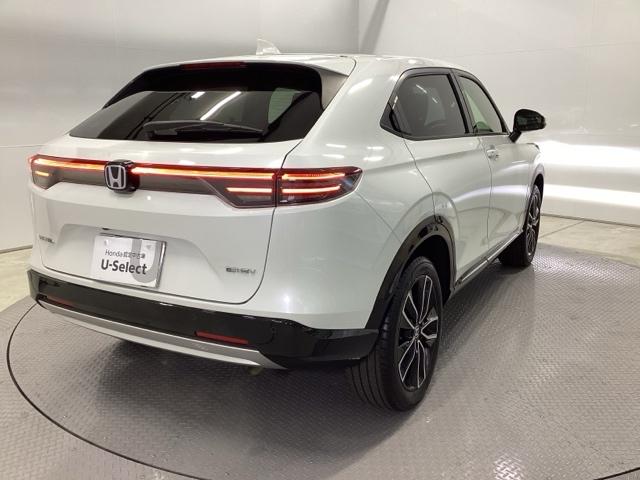 ヴェゼル ｅ：ＨＥＶＺ　メモリーナビ　ＥＴＣ　リアカメラ　シートヒーター　Ｓヒータ　地デジフルセグＴＶ　電動テールゲート　サイドエアバッグ　後カメラ　前後障害物センサー　横滑防止装置　エアコン　ＬＥＤヘットライト　パワステ（8枚目）