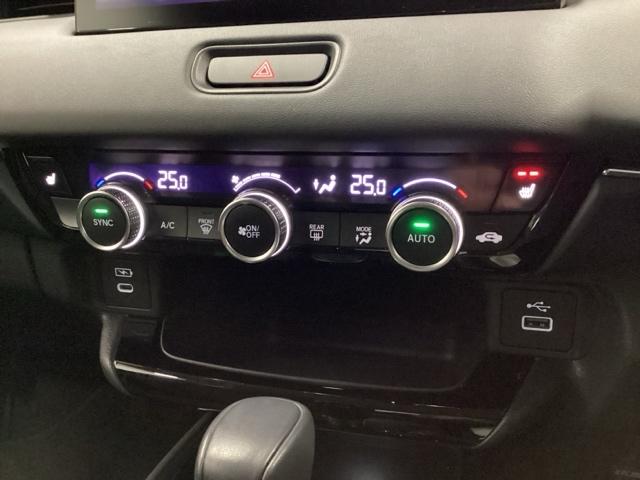 ヴェゼル ｅ：ＨＥＶＺ　メモリーナビ　ＥＴＣ　リアカメラ　シートヒーター　Ｓヒータ　地デジフルセグＴＶ　電動テールゲート　サイドエアバッグ　後カメラ　前後障害物センサー　横滑防止装置　エアコン　ＬＥＤヘットライト　パワステ（12枚目）