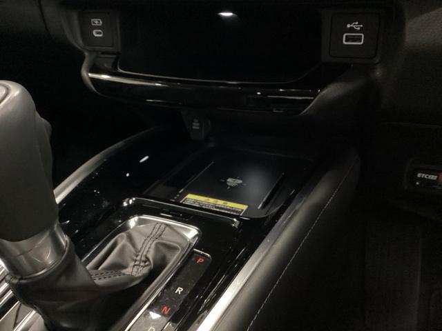 ヴェゼル ｅ：ＨＥＶＺ　メモリーナビ　ＥＴＣ　リアカメラ　シートヒーター　Ｓヒータ　地デジフルセグＴＶ　電動テールゲート　サイドエアバッグ　後カメラ　前後障害物センサー　横滑防止装置　エアコン　ＬＥＤヘットライト　パワステ（15枚目）