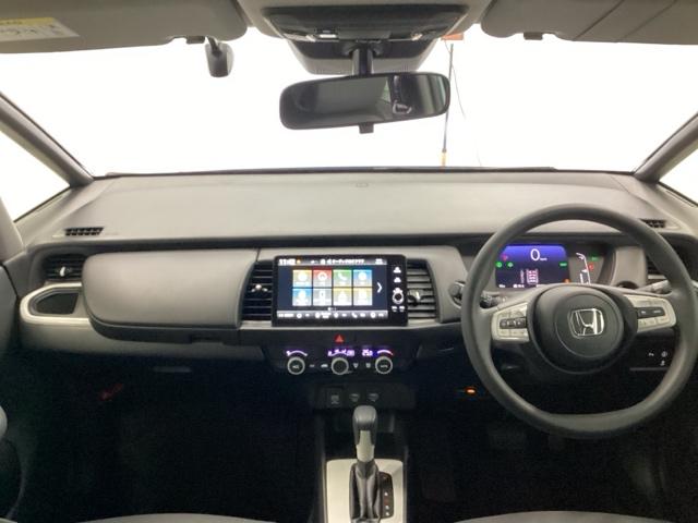 フィット ｅ：ＨＥＶベーシック　メモリーナビ　ドラレコ　ＥＴＣ　リアカメラ　ＵＳＢ接続　横滑り防止機能　Ａライト　Ｒカメラ　サイドエアバッグ　Ａストップ　ＬＥＤライト　フルセグＴＶ　盗難防止装置　クルーズコントロール　エアバッグ（2枚目）