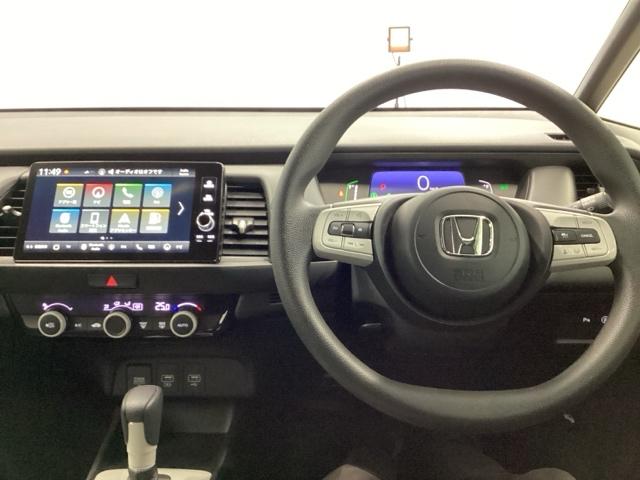 フィット ｅ：ＨＥＶベーシック　メモリーナビ　ドラレコ　ＥＴＣ　リアカメラ　ＵＳＢ接続　横滑り防止機能　Ａライト　Ｒカメラ　サイドエアバッグ　Ａストップ　ＬＥＤライト　フルセグＴＶ　盗難防止装置　クルーズコントロール　エアバッグ（3枚目）