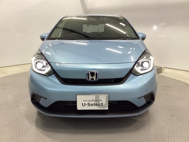 フィット ｅ：ＨＥＶベーシック　メモリーナビ　ドラレコ　ＥＴＣ　リアカメラ　ＵＳＢ接続　横滑り防止機能　Ａライト　Ｒカメラ　サイドエアバッグ　Ａストップ　ＬＥＤライト　フルセグＴＶ　盗難防止装置　クルーズコントロール　エアバッグ（6枚目）