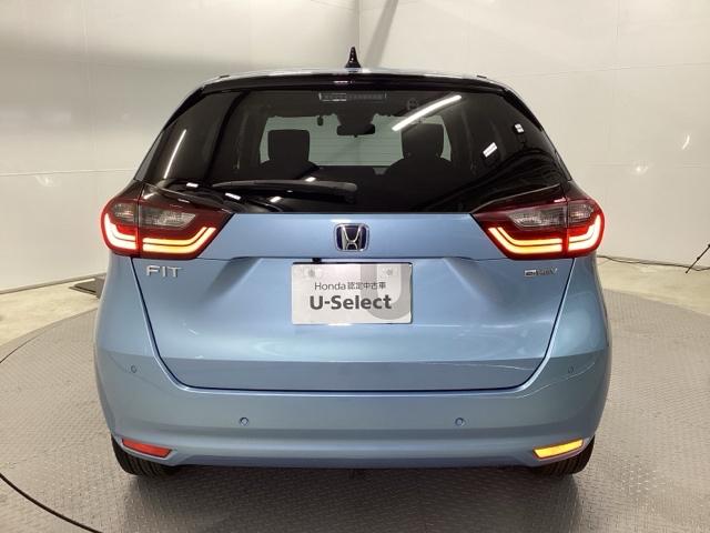 フィット ｅ：ＨＥＶベーシック　メモリーナビ　ドラレコ　ＥＴＣ　リアカメラ　ＵＳＢ接続　横滑り防止機能　Ａライト　Ｒカメラ　サイドエアバッグ　Ａストップ　ＬＥＤライト　フルセグＴＶ　盗難防止装置　クルーズコントロール　エアバッグ（9枚目）