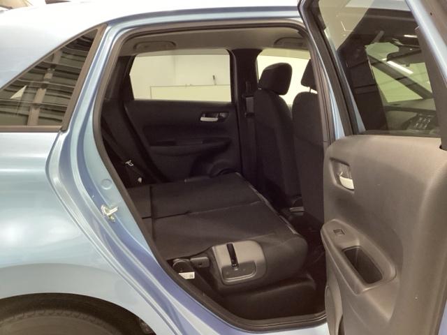 フィット ｅ：ＨＥＶベーシック　メモリーナビ　ドラレコ　ＥＴＣ　リアカメラ　ＵＳＢ接続　横滑り防止機能　Ａライト　Ｒカメラ　サイドエアバッグ　Ａストップ　ＬＥＤライト　フルセグＴＶ　盗難防止装置　クルーズコントロール　エアバッグ（24枚目）