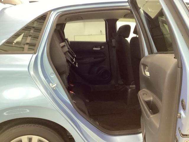 フィット ｅ：ＨＥＶベーシック　メモリーナビ　ドラレコ　ＥＴＣ　リアカメラ　ＵＳＢ接続　横滑り防止機能　Ａライト　Ｒカメラ　サイドエアバッグ　Ａストップ　ＬＥＤライト　フルセグＴＶ　盗難防止装置　クルーズコントロール　エアバッグ（25枚目）