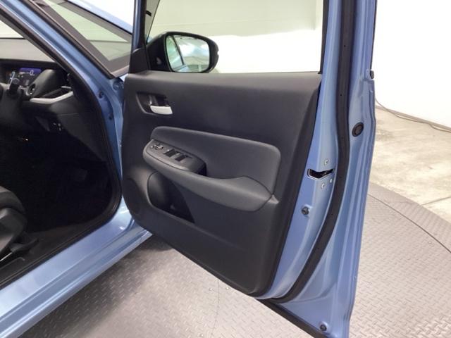 フィット ｅ：ＨＥＶベーシック　メモリーナビ　ドラレコ　ＥＴＣ　リアカメラ　ＵＳＢ接続　横滑り防止機能　Ａライト　Ｒカメラ　サイドエアバッグ　Ａストップ　ＬＥＤライト　フルセグＴＶ　盗難防止装置　クルーズコントロール　エアバッグ（29枚目）