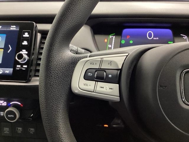 フィット ｅ：ＨＥＶベーシック　メモリーナビ　ドラレコ　ＥＴＣ　リアカメラ　ＵＳＢ接続　横滑り防止機能　Ａライト　Ｒカメラ　サイドエアバッグ　Ａストップ　ＬＥＤライト　フルセグＴＶ　盗難防止装置　クルーズコントロール　エアバッグ（33枚目）