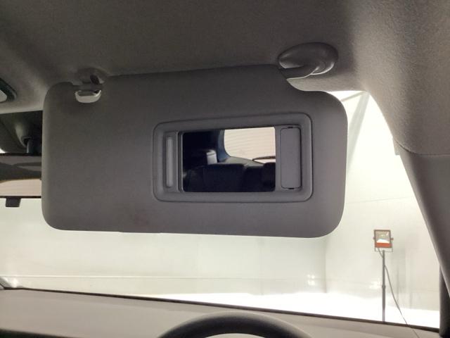 フィット ｅ：ＨＥＶベーシック　メモリーナビ　ドラレコ　ＥＴＣ　リアカメラ　ＵＳＢ接続　横滑り防止機能　Ａライト　Ｒカメラ　サイドエアバッグ　Ａストップ　ＬＥＤライト　フルセグＴＶ　盗難防止装置　クルーズコントロール　エアバッグ（37枚目）