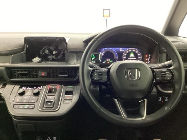 ��ɂȂ��ރX�e�A�����O�ł��B�X�e�A�����O�̉E���ɂ̓N���[�Y�R���g���[���A�������I�[�f�B�I�����R���X�C�b�`�ł��B�茳�ő���ł���̂ŕ֗��ł��B