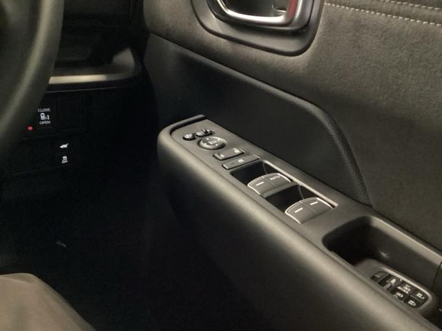 �y�p���[�E�B���h�E�X�C�b�`�z�����^�b�`�ŁA�p���[�E�C���h�E��h�A�~���[�𑀍�ł��܂��B