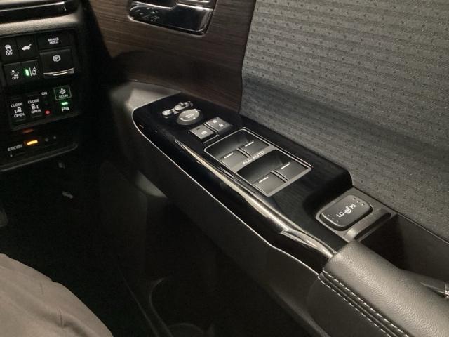 �y�p���[�E�B���h�E�X�C�b�`�z�����^�b�`�ŁA�p���[�E�C���h�E��h�A�~���[�𑀍�ł��܂��B