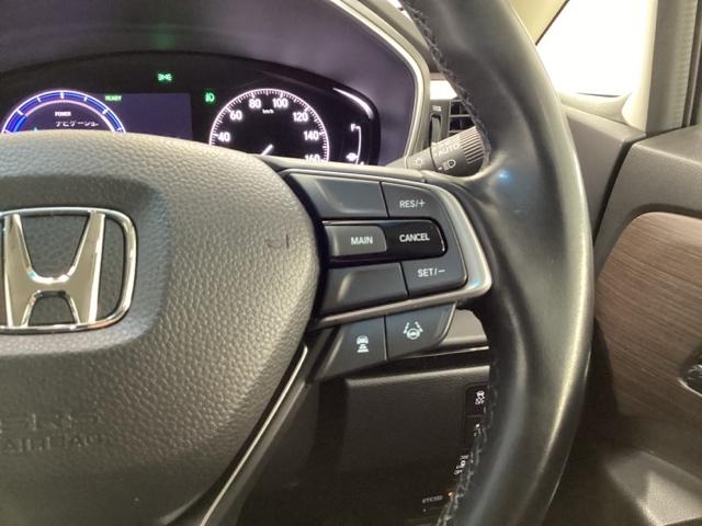 �X�e�A�����O�z�C�[���̉E�����N���[�Y�R���g���[���X�C�b�`�ł��B�A�N�Z���y�_���𓥂܂��Ɉ�葖�s���o����̂ŁA�������H�ł̑��s���O�b�Ɖ��K�ɂȂ�܂��B