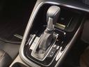 シンプルでとても使いやすいフロアシフトに、パーキングブレーキは電子制御パーキングブレーキです。