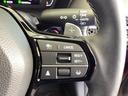 ステアリングホイールの右側がクルーズコントロールスイッチです。アクセルペダルを踏まずに一定走行が出来るので、高速道路での走行がグッと快適になります。