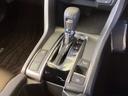 シンプルでとても使いやすいフロアシフトに、パーキングブレーキは電子制御パーキングブレーキです。