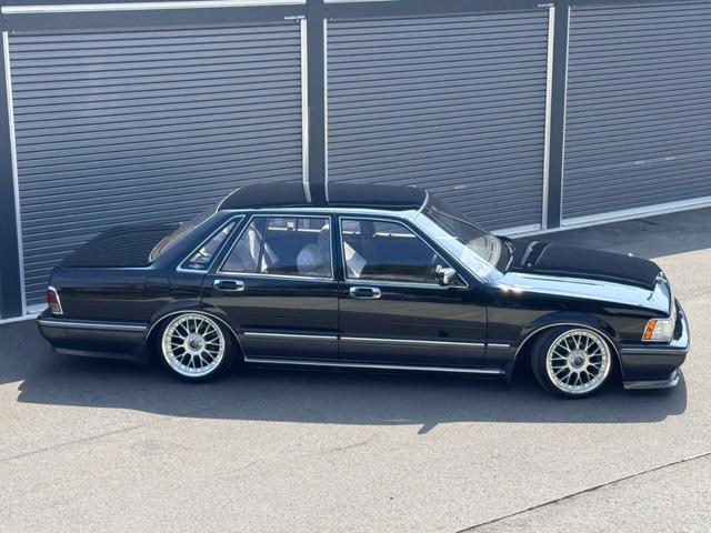 グロリア ベンコラ 車高調 ピロアッパー 17インチアルミホイール フロントリップ マッドガード ノーマルから仕上げ! 全面塗装色替え!(5枚目)