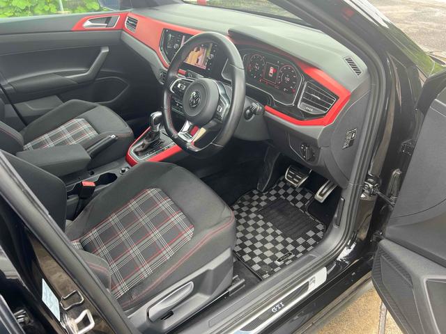 ポロＧＴＩ ベースグレード　バックカメラ　ナビ　ＴＶ　クリアランスソナー　オートクルーズコントロール　衝突被害軽減システム　アルミホイール　ＬＥＤヘッドランプ　キーレスエントリー　アイドリングストップ　電動格納ミラー　ＡＴ（10枚目）