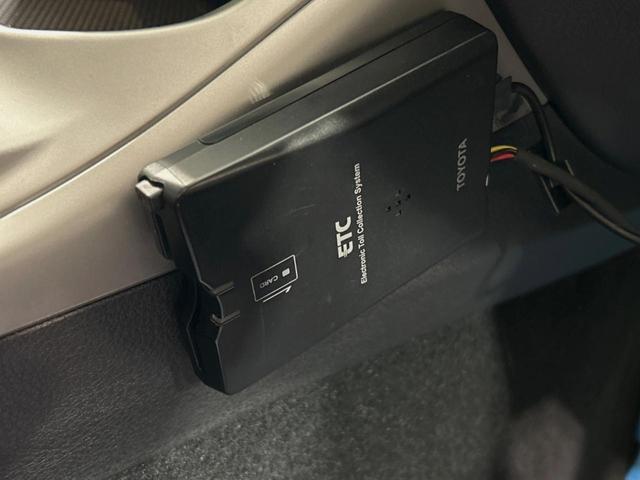 １．５ｉ－Ｓ　禁煙車　ＫＥＮＷＯＯＤ製ナビ　パワーシート　ＥＴＣ　スマートキープッシュスタート　ＨＩＤヘッドライト　オートエアコン　純正１６インチアルミホイール　革巻ステアリング(6枚目)