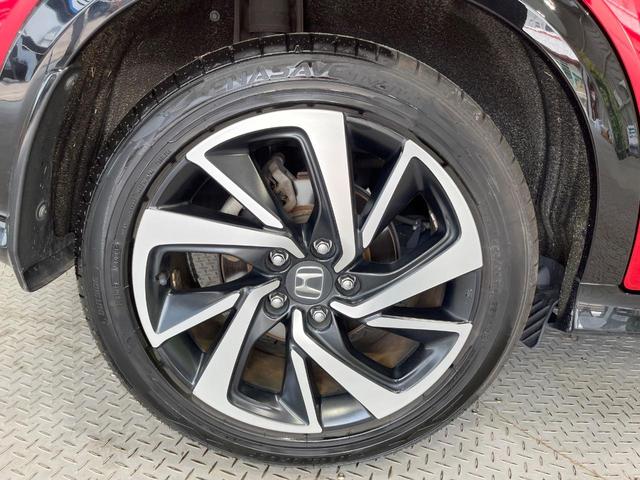 ヴェゼル ハイブリッドＲＳ・ホンダセンシング　禁煙車　純正８型ＳＤナビ　バックカメラ　衝突被害軽減システム　レーダークルーズ　ハーフレザーシート　シートヒーター　コーナーセンサー　スマートキー　ＬＥＤヘッド　ＥＴＣ　車線逸脱警報（13枚目）