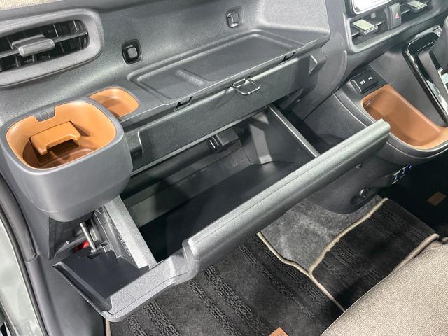 シエンタ ハイブリッドＺ　両側電動ドア　純正１０型ディスプレイオーディオ　純正１２型後席モニター　全周囲カメラ　禁煙車　衝突被害軽減システム　レーダークルーズ　コーナーセンサー　ＬＥＤヘッド　ＥＴＣ２．０　オートハイビーム（40枚目）