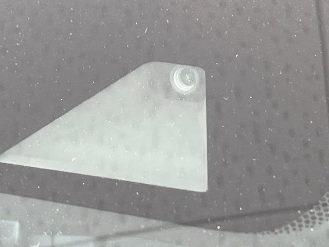 ノート ｅ－パワー　メダリスト　純正ＳＤナビ　全周囲カメラ　衝突被害軽減システム　レーダークルーズ　禁煙車　ハーフレザーシート　ドラレコ　コーナーセンサー　スマートキー　ＬＥＤヘッド　ＥＴＣ　車線逸脱警報　オートライト（3枚目）