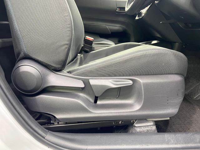 アクア X 純正ディスプレイオーディオ 衝突軽減システム レーダークルーズ 禁煙車 コーナーセンサー スマートキー LEDヘッド ビルトインETC オートハイビーム 車線逸脱警報 オートライト Bluetooth(26枚目)