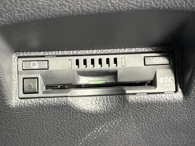 プリウスPHV Sセーフティパッケージ 純正SDナビ 全周囲カメラ 衝突被害軽減システム レーダークルーズ 禁煙車 ドラレコ コーナーセンサー スマートキー LEDヘッド ビルトインETC オートハイビーム 車線逸脱警報 オートライト(27枚目)