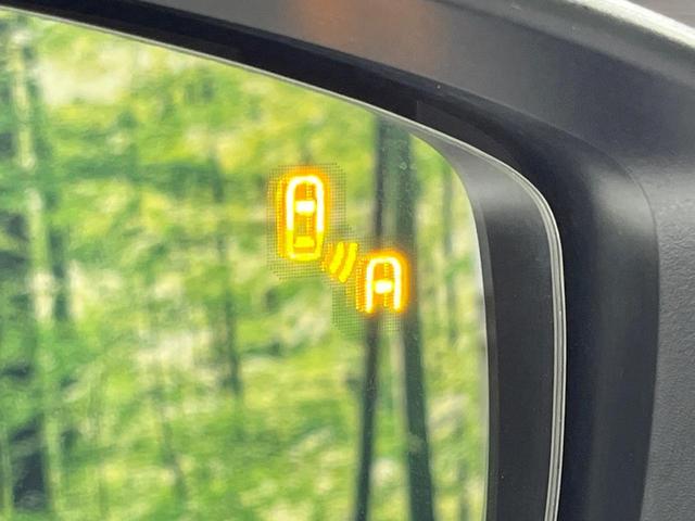 【ブラインドスポットモニタリング】走行中、ドアミラーの死角になりやすい箇所に後続車が接近するとサイドミラー付近に警告を表示、ドライバーに注意喚起をしてくれます。