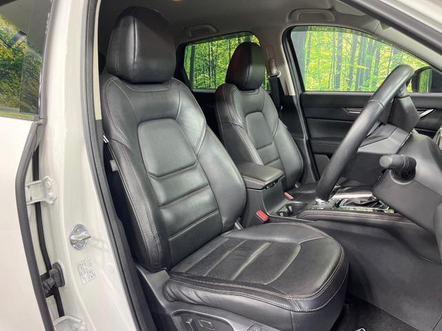 【黒革シート】上質な本革を使用し、高級感あふれる黒革シート。常に体に触れる部分だから、座り心地の良さにはこだわりたいですね♪汚れの付着や劣化を抑制する内装コーティング施工もおススメですよ♪