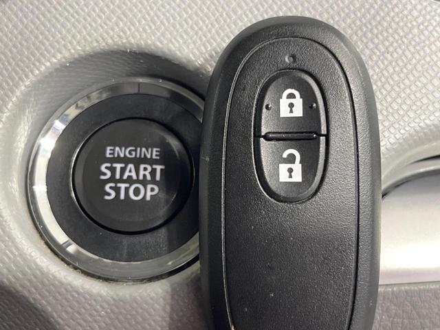 【キーレススタートシステム】カバンやポケットに入れたままでもドアの施錠・解錠が可能なスマートキーを装備。エンジンのオン・オフ時もカギを取り出す必要が無いからとっても便利です♪