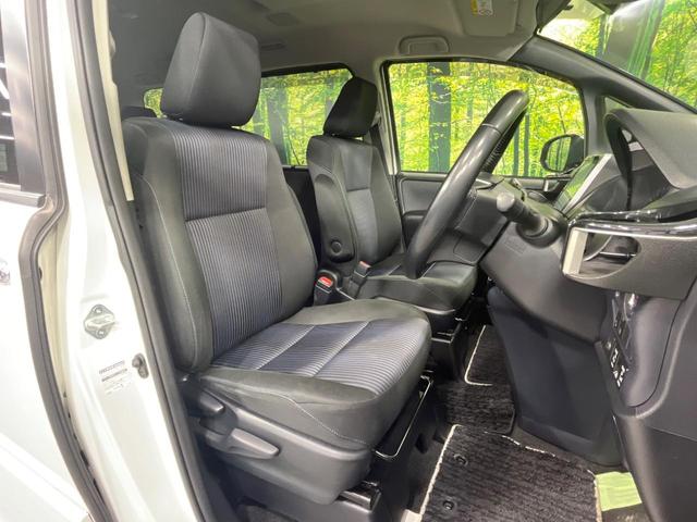 ヴォクシー ＺＳ　煌ＩＩ　両側電動ドア　純正１０型ＳＤナビ　バックカメラ　衝突被害軽減システム　禁煙車　ドラレコ　コーナーセンサー　スマートキー　ＬＥＤヘッド　ビルトインＥＴＣ　オートハイビーム　車線逸脱警報　オートライト（8枚目）