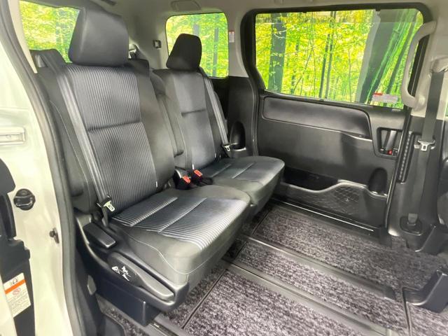 ヴォクシー ＺＳ　煌ＩＩ　両側電動ドア　純正１０型ＳＤナビ　バックカメラ　衝突被害軽減システム　禁煙車　ドラレコ　コーナーセンサー　スマートキー　ＬＥＤヘッド　ビルトインＥＴＣ　オートハイビーム　車線逸脱警報　オートライト（9枚目）