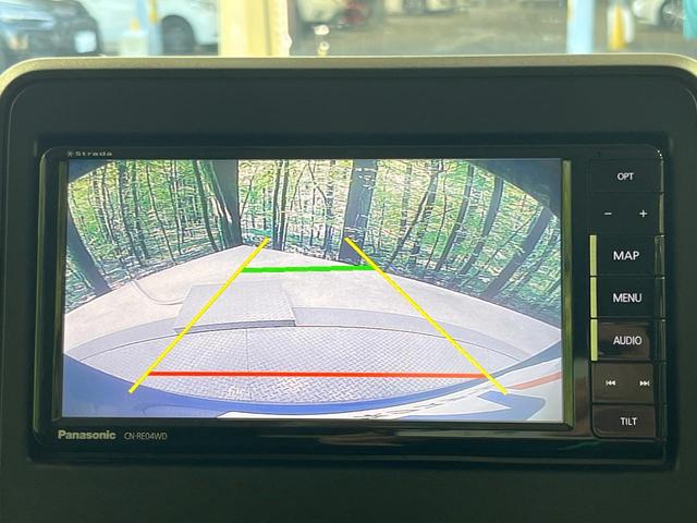 【バックカメラ】駐車時に後方がリアルタイム映像で確認できます。大型商業施設や立体駐車場での駐車時や、夜間のバック時に大活躍！運転スキルに関わらず、今や必須となった装備のひとつです！