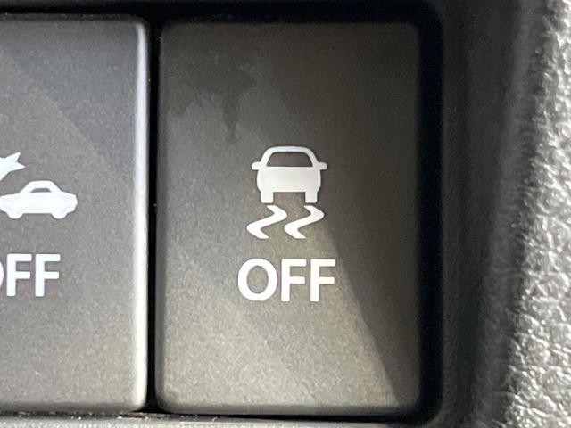 【横滑り防止装置】車両の横滑りを感知すると、自動的に車両の進行方向を保つように車両を制御します。雨の日など滑りやすい路面状況でも安全な運転が可能です。