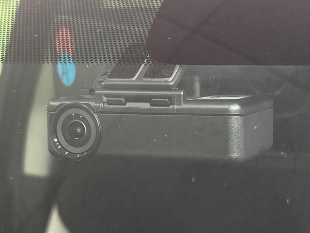 【ドライブレコーダー】安心・安全なカーライフに必須のドライブレコーダーを装備！走行中はもちろん、あおり運転や事故に遭遇した際の状況も映像で記録し、万一のリスクに備えます。