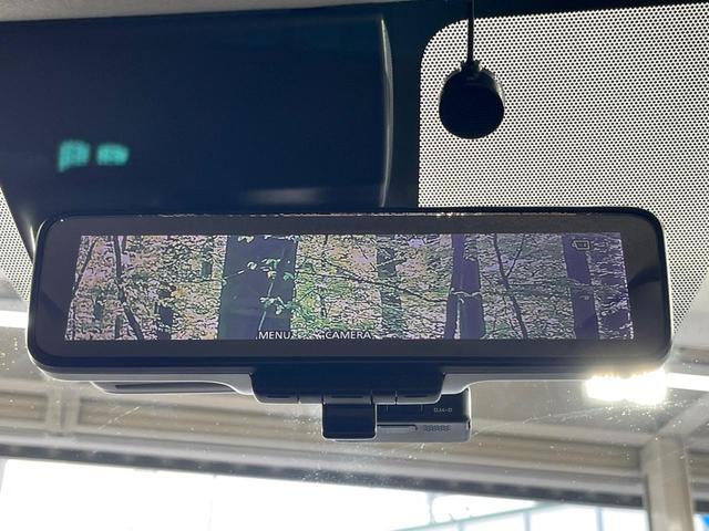 【インテリジェントルームミラー】後席の大きな荷物や同乗者で後方が確認しづらい時でも安心！カメラが撮影した車両後方の映像をルームミラー内に表示。クリアな視界で状況の確認が可能です！