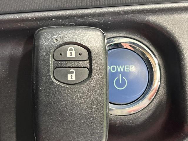 アクア Ｓ　純正９インチナビ　衝突軽減システム　バックカメラ　ｂｌｕｅｔｏｏｔｈ　ＥＴＣ　ドラレコ　ＬＥＤライト　レーンアシスト　禁煙車　スマートキー　オートハイビーム　純正１５インチホイール（7枚目）