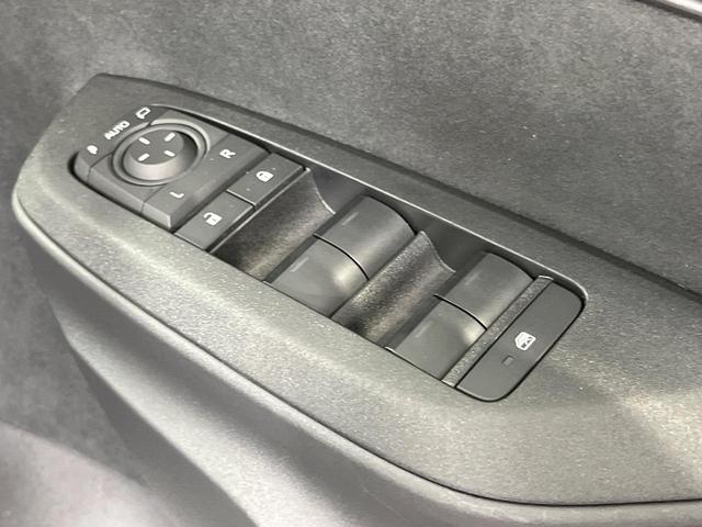 ヤリスクロス Ｚ　純正８型ディスプレイオーディオ　バックカメラ　衝突被害軽減システム　レーダークルーズ　禁煙車　パワーシート　ドラレコ　コーナーセンサー　シートヒーター　ＥＴＣ　純正１８インチアルミ　オートハイビーム（21枚目）