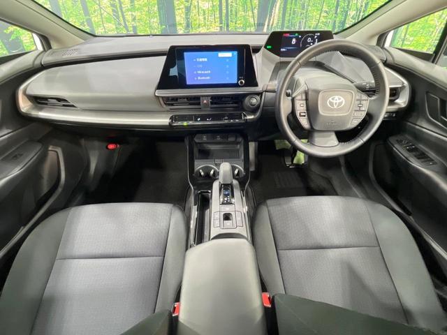 プリウス Ｘ　純正８型ディスプレイオーディオ　バックカメラ　１００Ｖ電源　衝突被害軽減システム　レーダークルーズ　禁煙車　ドラレコ　コーナーセンサー　ＬＥＤヘッド　ＥＴＣ２．０　オートハイビーム　車線逸脱警報（2枚目）