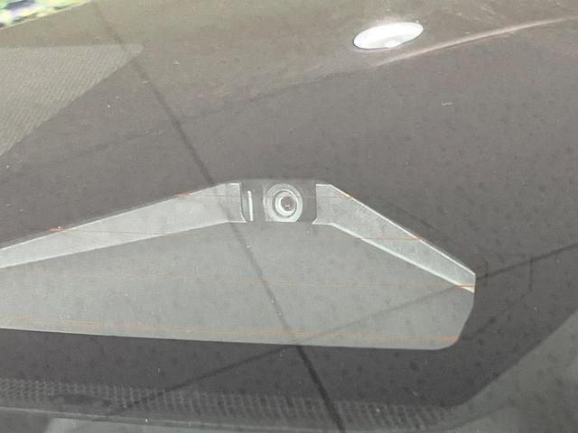 プリウス Ｘ　純正８型ディスプレイオーディオ　バックカメラ　１００Ｖ電源　衝突被害軽減システム　レーダークルーズ　禁煙車　ドラレコ　コーナーセンサー　ＬＥＤヘッド　ＥＴＣ２．０　オートハイビーム　車線逸脱警報（3枚目）